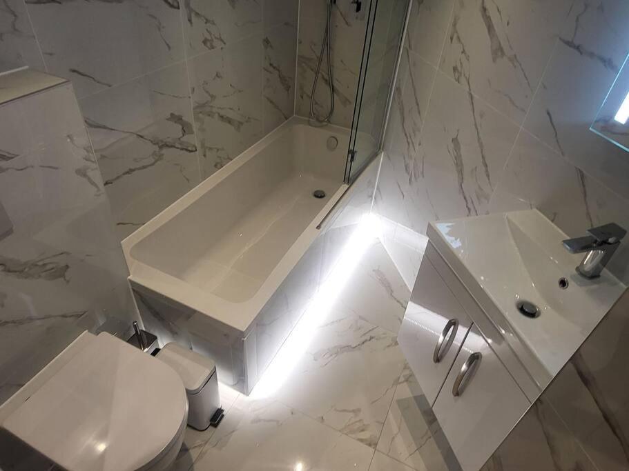 Entire Reigate Apartment Hosted By Pius Dış mekan fotoğraf